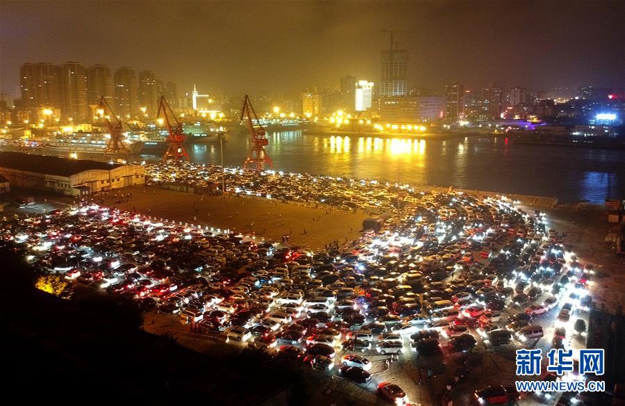 Estreito de Qiongzhou fechado devido a condições meteorológicas adversas leva ao engarrafamento de milhares de carros