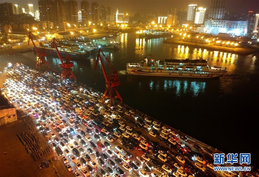 Estreito de Qiongzhou fechado devido a condições meteorológicas adversas leva ao engarrafamento de milhares de carros