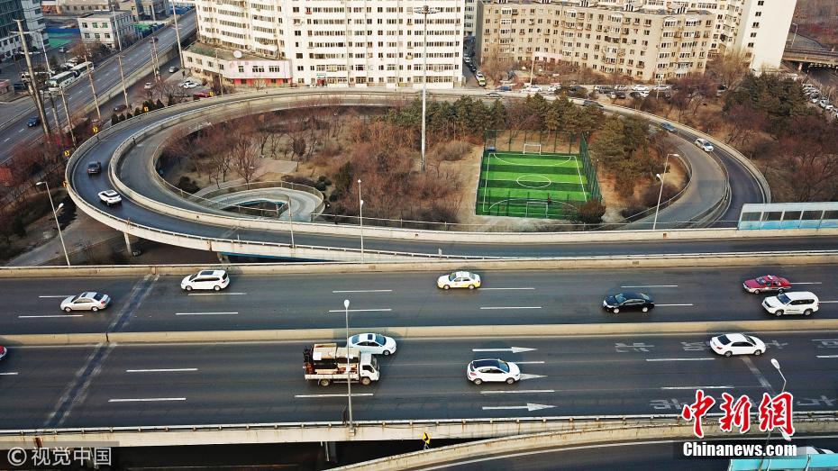 Galeria: Campo de futebol construído no meio de viaduto rodoviário em Shenyang