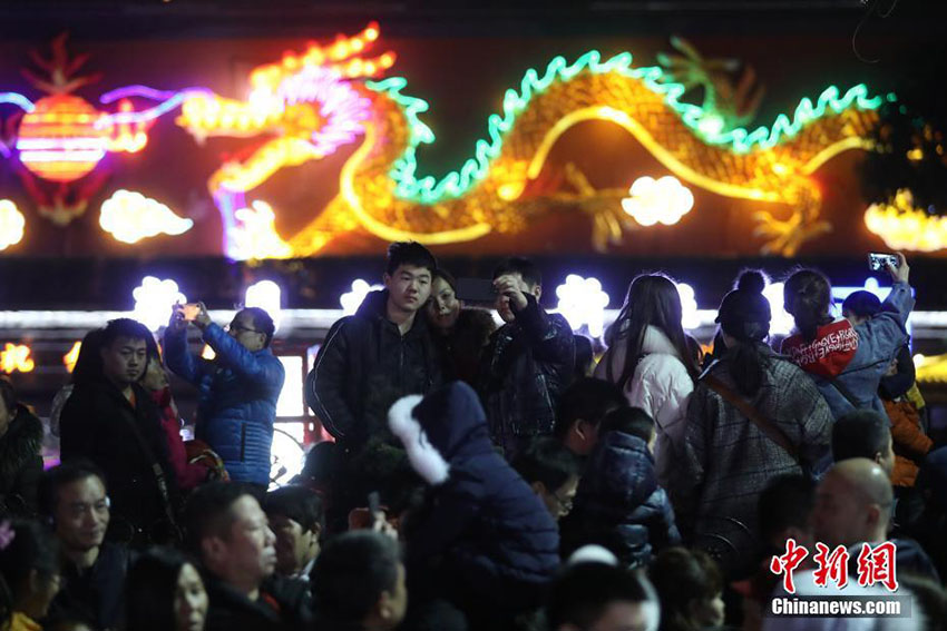 Festival de lanternas em Nanjing atrai turistas