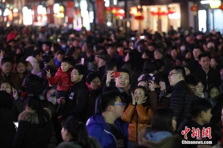 Festival de lanternas em Nanjing atrai turistas