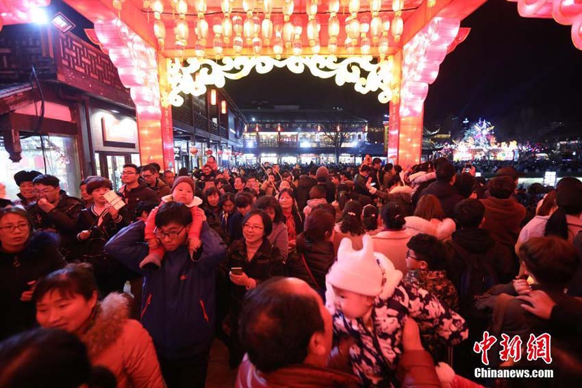 Festival de lanternas em Nanjing atrai turistas