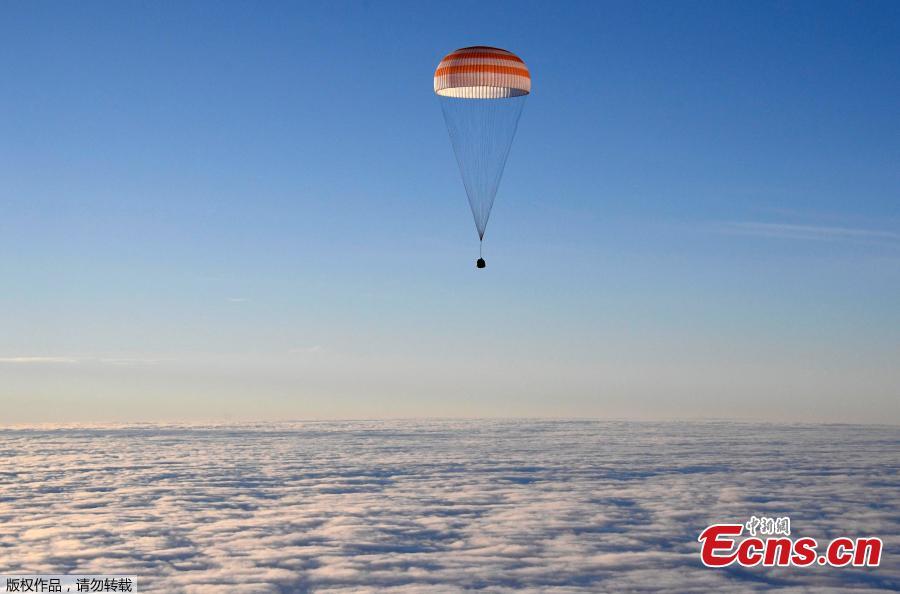 Três astronautas retornam à terra após missão em estação espacial