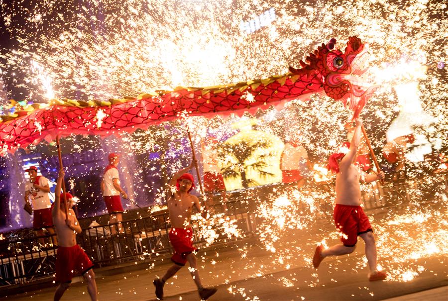 Galeria: Dança do dragão de fogo realizada em Hubei