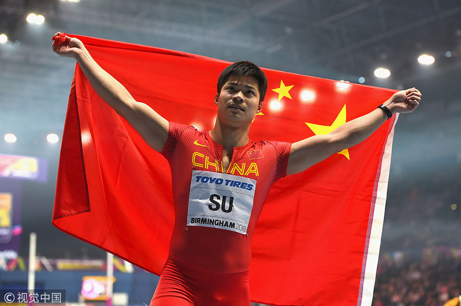 Atleta chinês recebe medalha de prata em prova masculina dos 60m