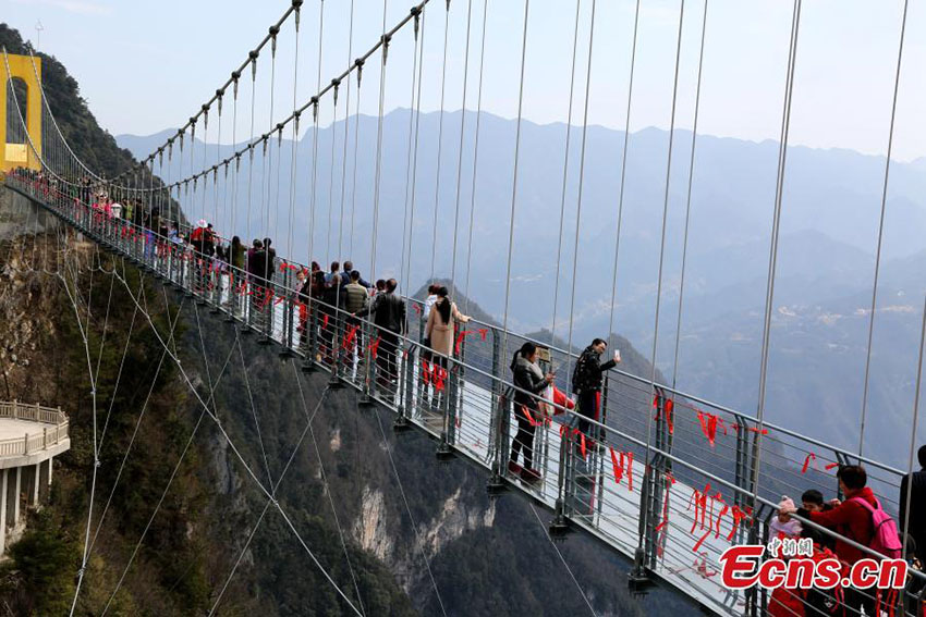 Ponte de vidro mais alta da China aberta ao público