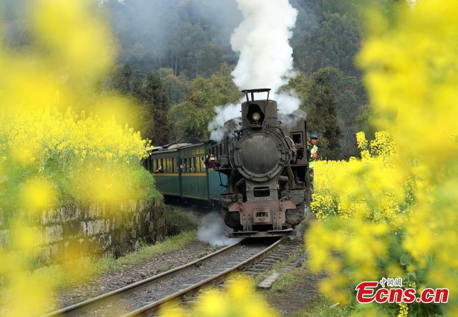 Trem a vapor atrai turistas em Sichuan