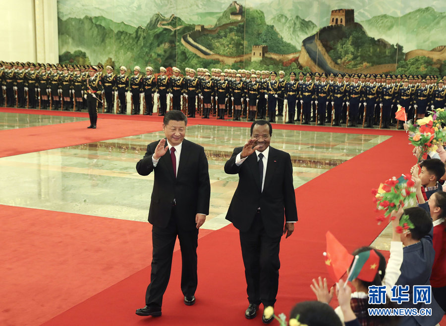 Xi Jinping conversa com presidente camaronês