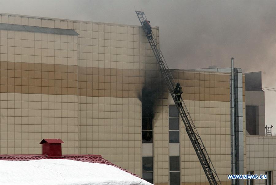 Pelo menos 37 mortes registradas em incêndio num centro comercial russo