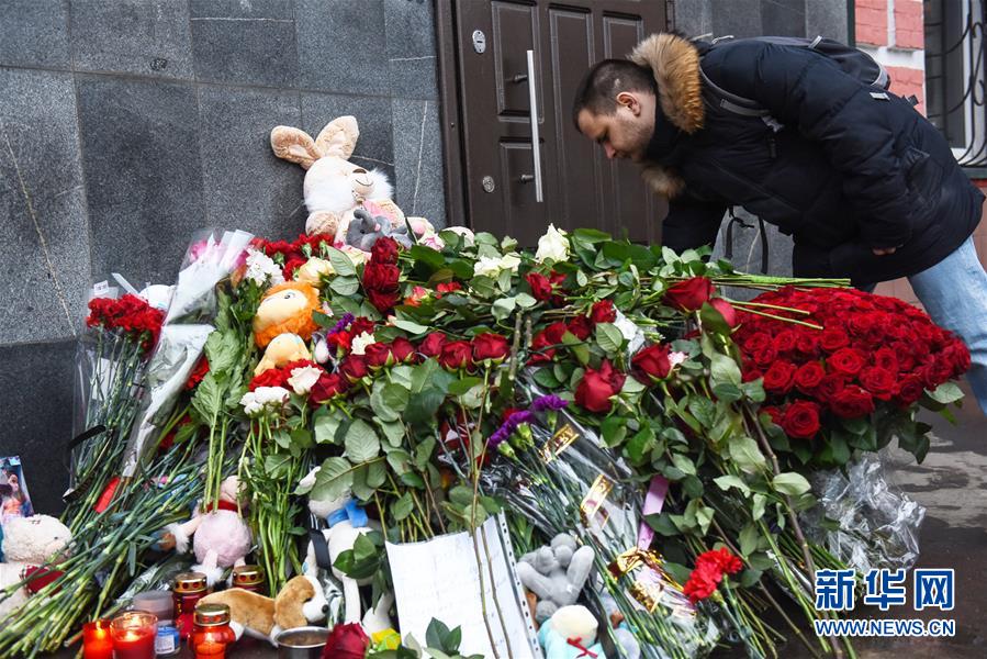 Cidadãos de Moscou prestam homenagem às vítimas do incêndio em Kemerovo