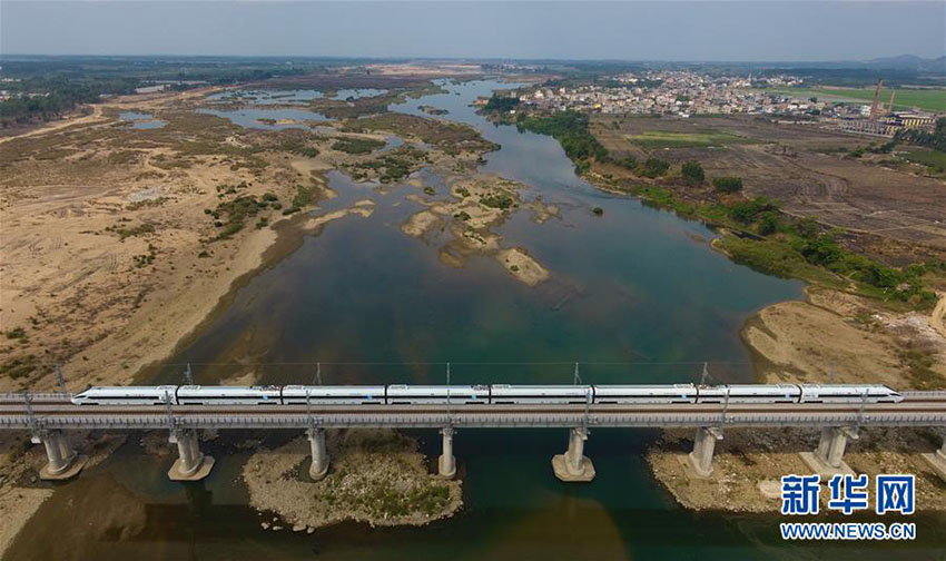 Galeria: Primeira ferrovia circular de alta velocidade do mundo promove turismo na ilha de Hainan