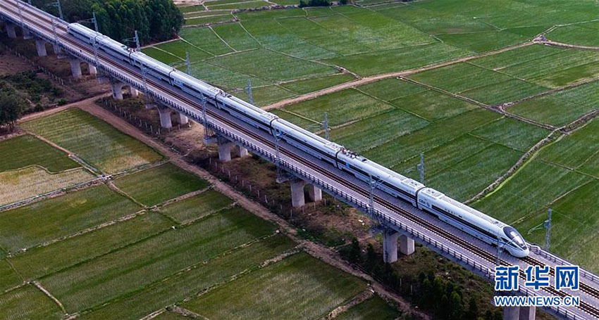 Galeria: Primeira ferrovia circular de alta velocidade do mundo promove turismo na ilha de Hainan