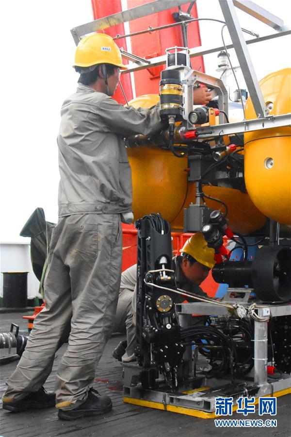 Submarino não tripulado da China mergulha a uma profundidade de 2.605 metros