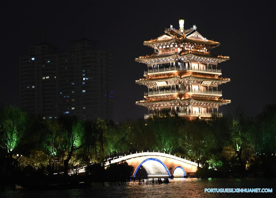 Vista noturna do lago Daming em Jinan, leste da China