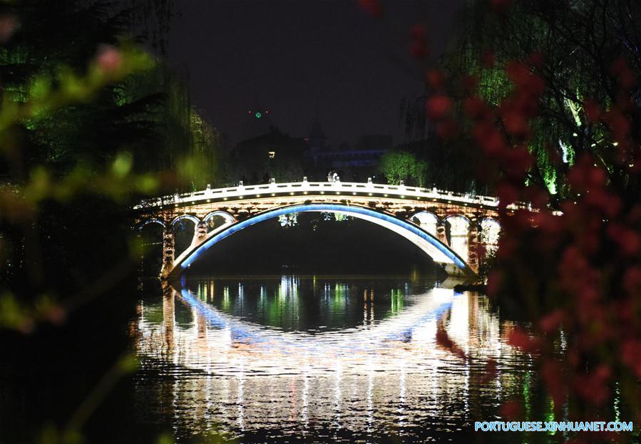 Vista noturna do lago Daming em Jinan, leste da China