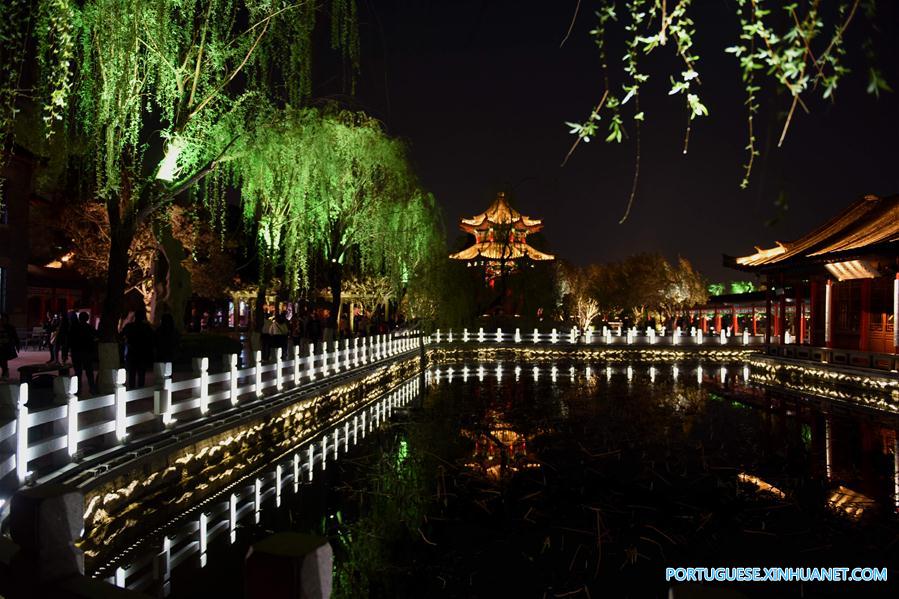 Vista noturna do lago Daming em Jinan, leste da China