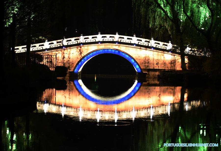 Vista noturna do lago Daming em Jinan, leste da China