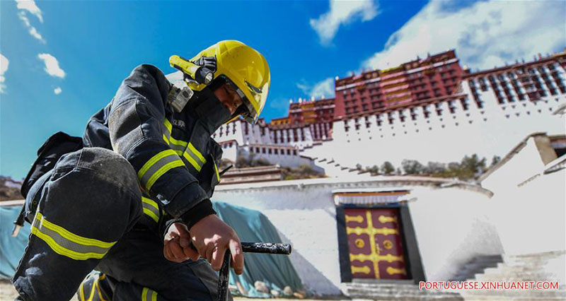 Bombeiros participam de simulação de emergência no Palácio de Potala em Lhasa