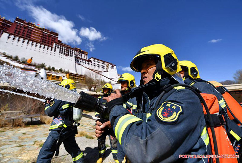 Bombeiros participam de simulação de emergência no Palácio de Potala em Lhasa