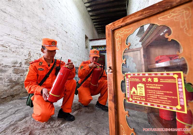 Bombeiros participam de simulação de emergência no Palácio de Potala em Lhasa