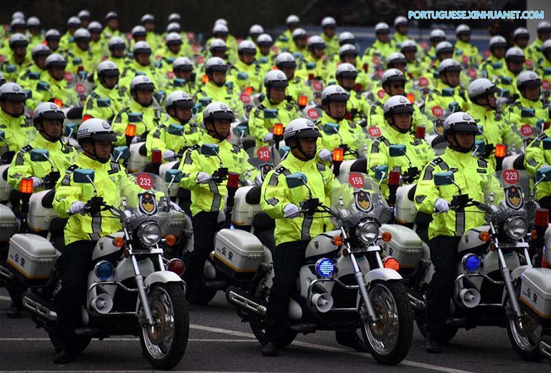 Policiais de trânsito recebem novas motocicletas em Qingdao
