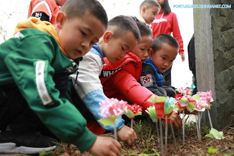 Chineses homenageiam mártires no Festival Qingming