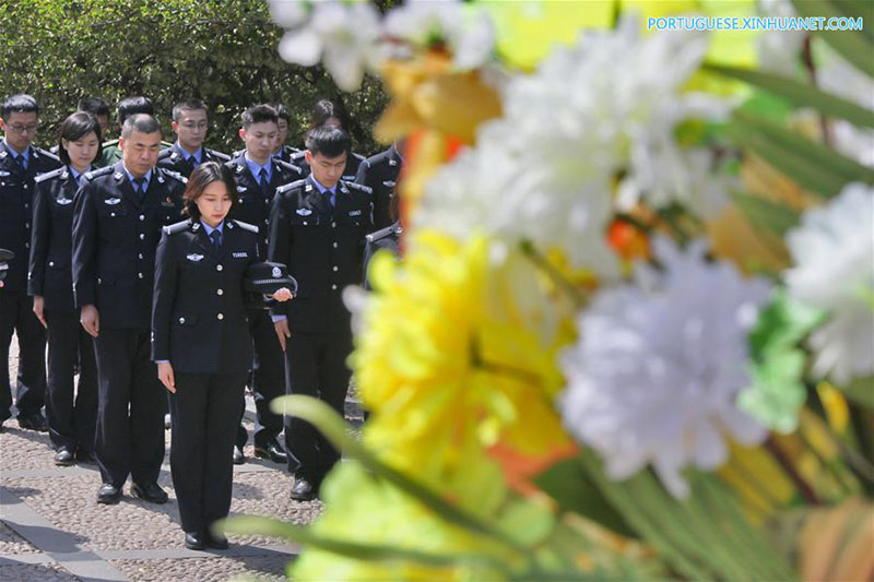 Chineses homenageiam mártires no Festival Qingming