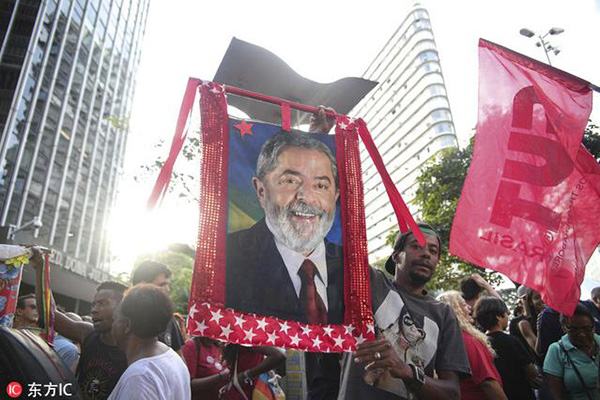 Protestos contra prisão de Lula bloqueiam estradas e reúnem milhares de manifestantes nas principais cidades do Brasil