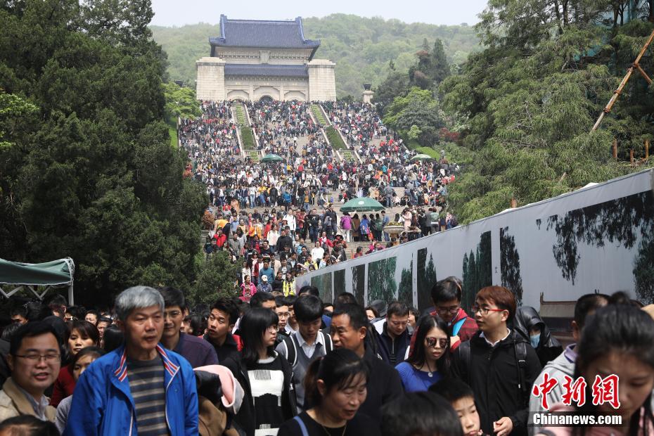 China registra 100 milhões de viagens dentro do país durante Festival Qingming