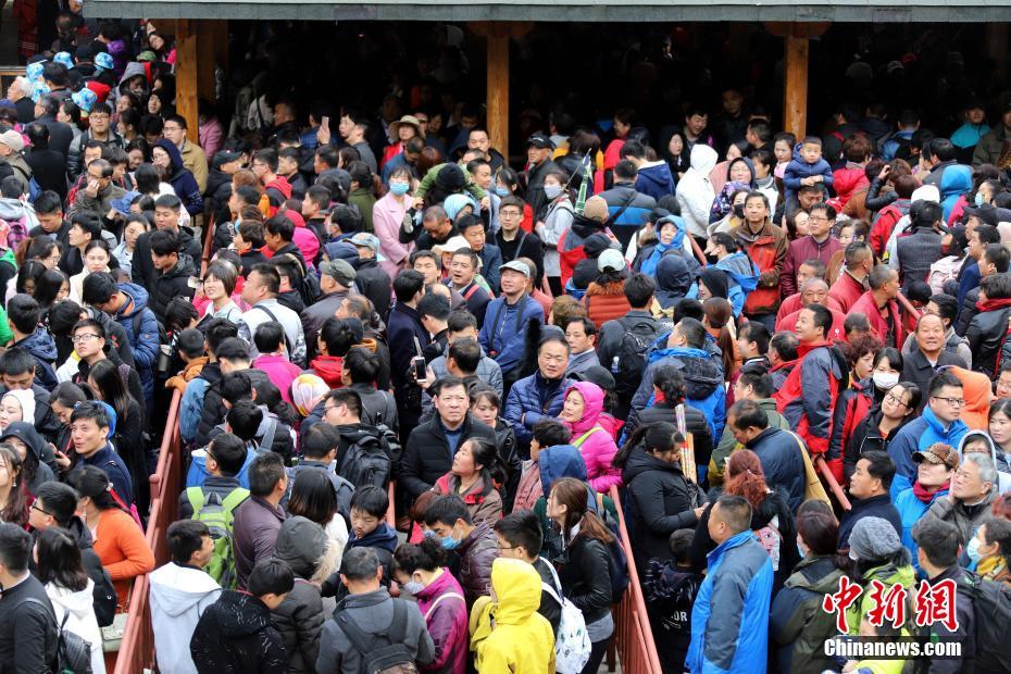 China registra 100 milhões de viagens dentro do país durante Festival Qingming