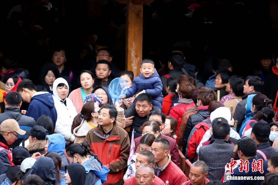 China registra 100 milhões de viagens dentro do país durante Festival Qingming