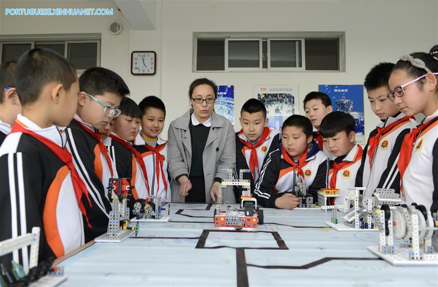 Robôs são introduzidos nos programas educacionais extracurriculares de escola em Hebei