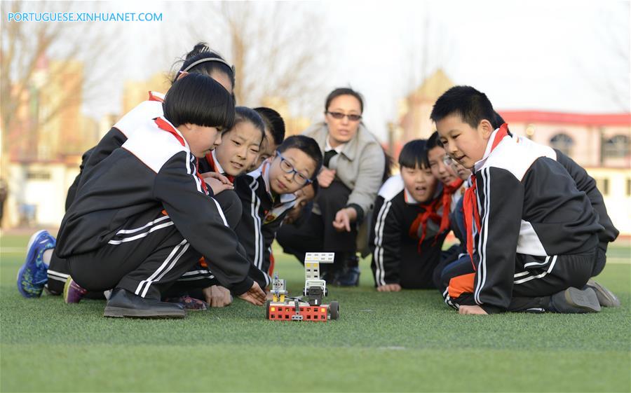 Robôs são introduzidos nos programas educacionais extracurriculares de escola em Hebei