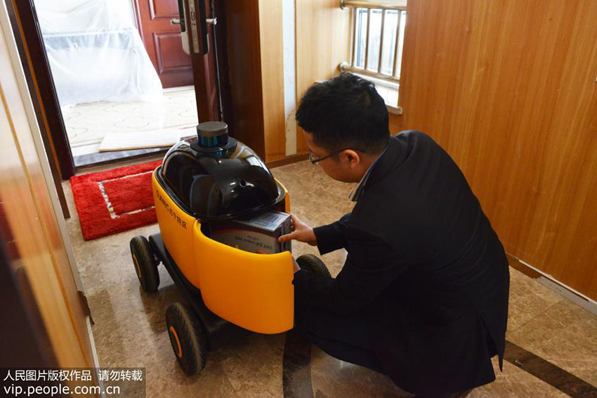 Primeiro veículo automático de entrega expressa em funcionamento em Nanjing