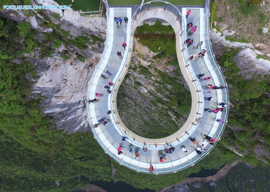 Ponte cantilever de vidro em forma de ferradura no Parque Geológico Yunyang Longgang em Chongqing