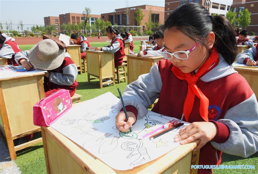 Alunos participam de concurso de desenho para o Dia da Terra em Jiangsu