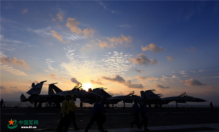 Formação de porta-aviões da China realiza exercício no Pacífico Ocidental