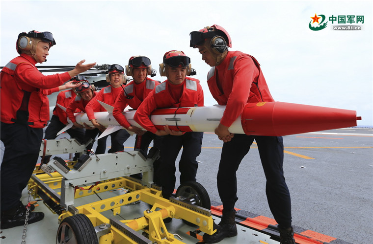 Formação de porta-aviões da China realiza exercício no Pacífico Ocidental