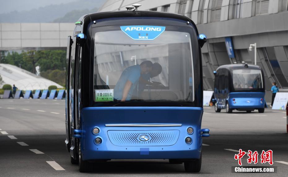 Primeiro ônibus não tripulado chinês estréia na Cúpula da China Digital