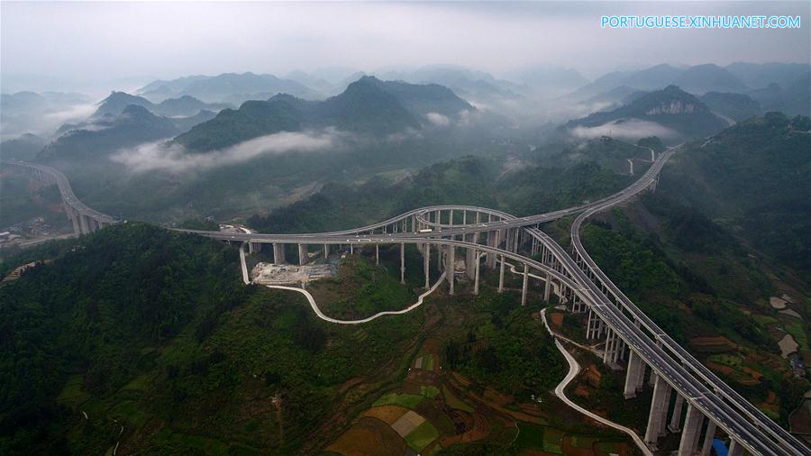 Vista aérea de vias expressas em Hunan, centro da China