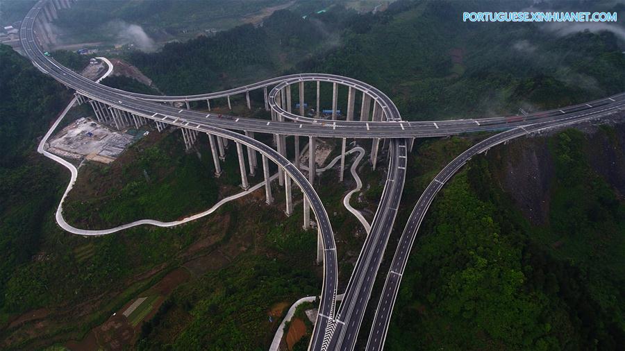 Vista aérea de vias expressas em Hunan, centro da China