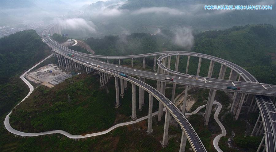 Vista aérea de vias expressas em Hunan, centro da China