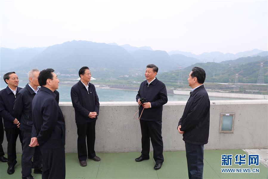 Xi visita Três Gargantas