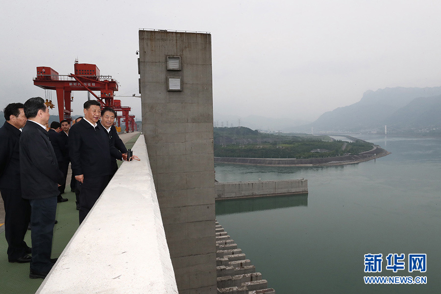 Xi visita Três Gargantas