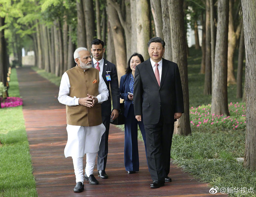 Xi e Modi conversam no Lago Donghu em Wuhan