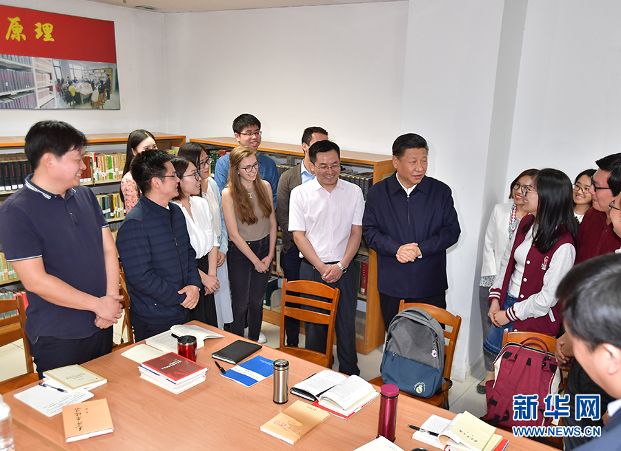 Xi Jinping visita Universidade de Pequim, destaca o papel do ensino superior no país