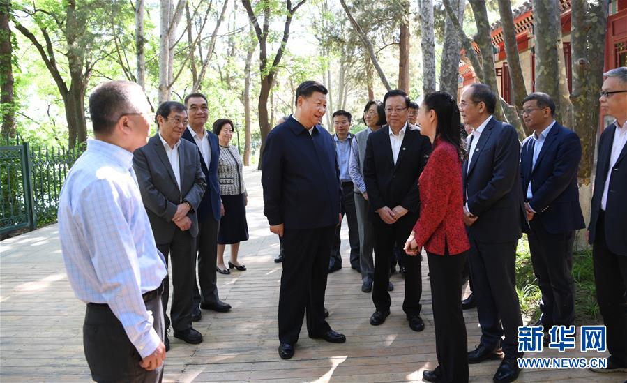 Xi Jinping visita Universidade de Pequim, destaca o papel do ensino superior no país