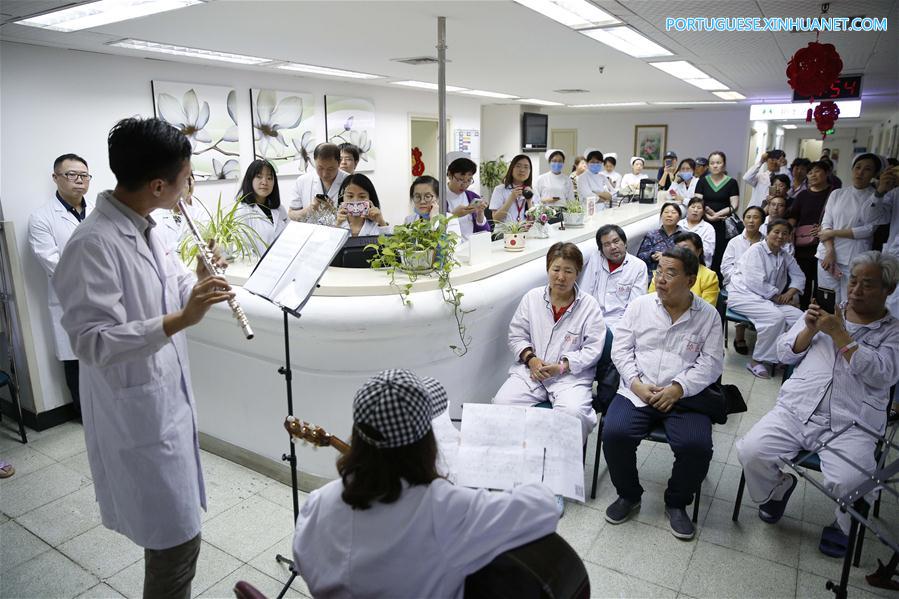 Apresentação musical gratuita realizada em hospital em Beijing