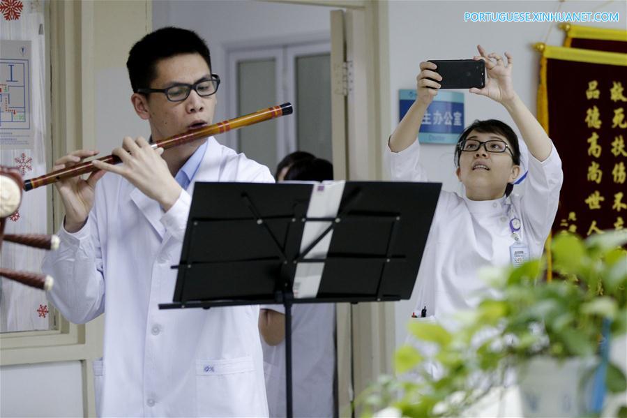 Apresentação musical gratuita realizada em hospital em Beijing