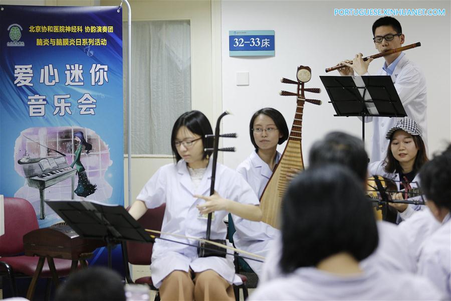 Apresentação musical gratuita realizada em hospital em Beijing